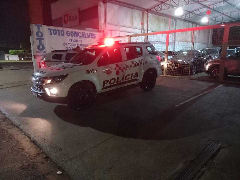 Foto 11 de 11 — Motorista bate violentamente contra poste em Araraquara